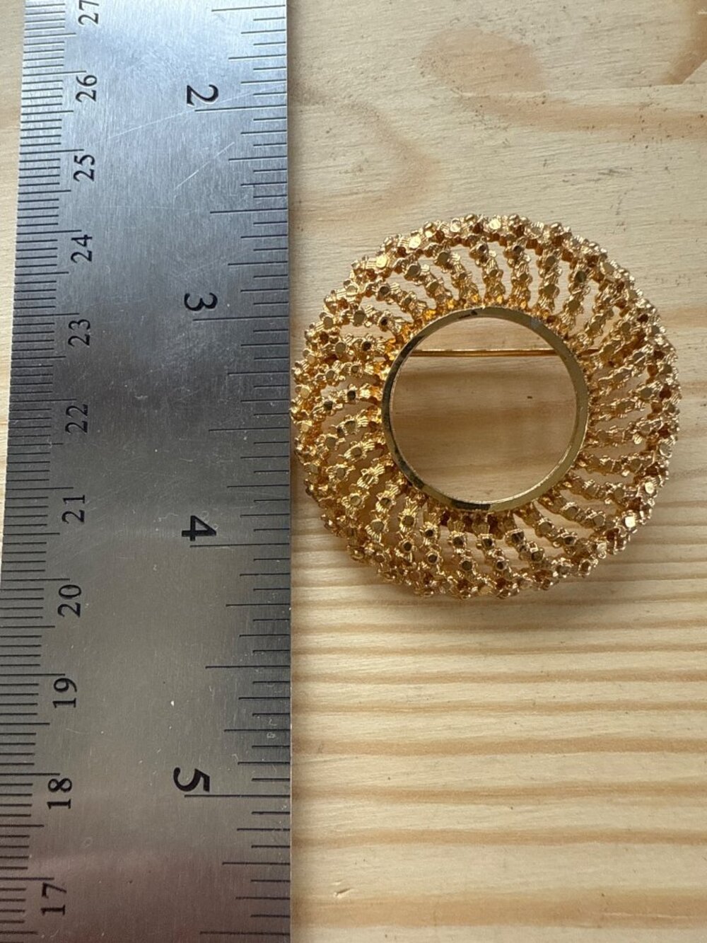 VTG BSK Gold Wreath Brooch Pin Textured Mid Century Retro Costume Jewelry - Picture 5 of 5